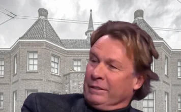 Hans Kraay jr voor het Kasteel van Sparta